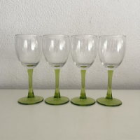 4 Wijnglazen licht groene voet